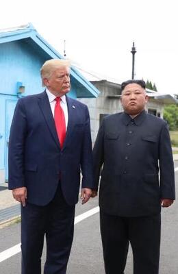 金正恩氏との写真を投稿 トランプ氏「とても仲良し」｜信濃毎日新聞