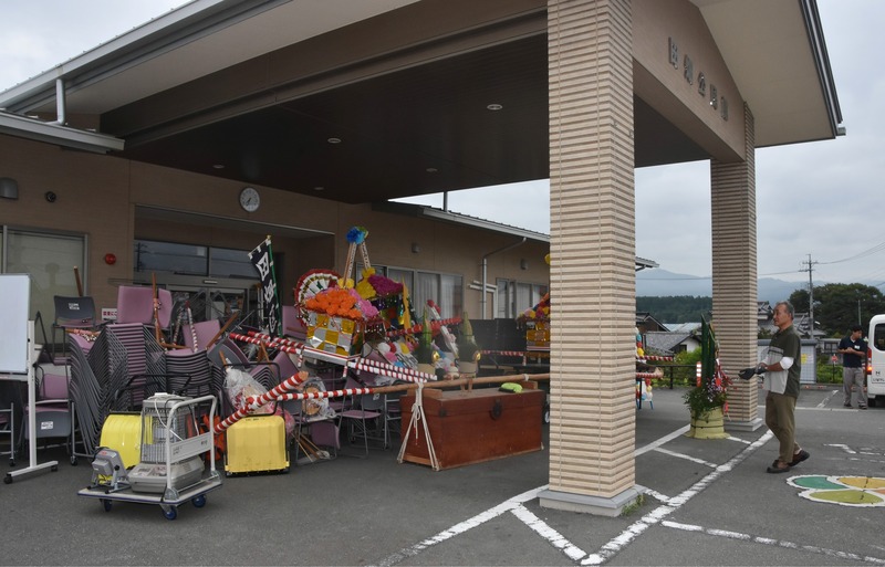 「お盆休み延長して！」　公民館の入り口“封鎖”する南箕輪村の伝統行事「盆正月」｜信濃毎日新聞デジタル　信州・長野県のニュースサイト