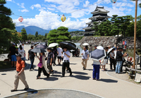 松本城公園を訪れた観光客＝14日、松本市