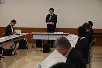 会議の冒頭であいさつする板谷会長＝17日