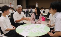 県内での仕事や暮らしぶりを話す参加者たち＝17日、県庁