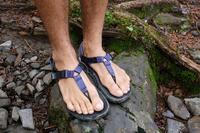 　この夏、北アルプス・常念山脈縦走中に遭遇したインバウンド登山者の足元は、なんとサンダル。これまでの山の常識が通じなくなっていると感じました。決してまねしないでください＝2026年8月4日、蝶ヶ岳付近
