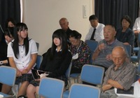 「慰霊の集い」で意見を交わす参加者たち