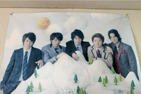 母のベッド横に貼ってある「嵐」のメンバー5人が写ったポスター。「ARASHI 10-11 TOUR “Scene” ～君と僕の見ている風景～」のときのものだ=まこさん提供