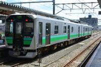 　JR八高線の非電化区間を走るディーゼルハイブリッド式気動車HB―E220系（2026年8月、高麗川駅）
