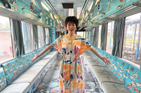 長良川わくわくたんけん号に乗る村井美樹さん。車内は水の中をイメージした青色が基調で、長良川にすむ生き物のイラストや模型で飾られています（記事中の写真はすべて村井さん提供）