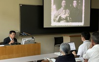 満蒙開拓の史実の継承について講演する寺沢さん（左）＝23日、岩手県滝沢市