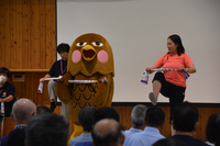 手ぬぐいを使って体操するタカオ君＝23日、高山村