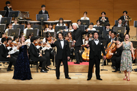 「子どものための音楽会」でオペレッタを披露する出演者たち＝24日、長野市のホクト文化ホール