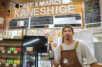 新店舗で販売するクラフトビールを手にする桜井さん