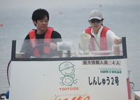 参考・モーターボートに乗る今井裕介さんと片岡亜希子さん