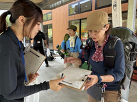 登山者に登山計画書についてのアンケートを実施する木曽町職員（左）＝26日、同町三岳