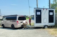 熊本県氷川町に設置した池田町のトレーラー型トイレ（池田町提供）
