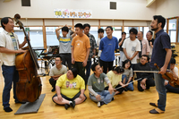 「ケ・セラ」のメンバーと交流した幣さん（左）と白井さん（右）