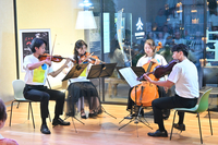 市立博物館ロビーで演奏する小澤征爾音楽塾のメンバー