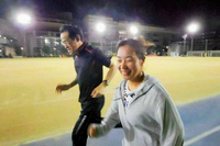陸上部の練習で一緒に汗を流す冨田ゆきのさん（右）と、顧問の松原謙二さん＝冨田ゆきのさん提供