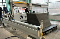 モルタルを層状に積み上げて中空のブロックを製造する3Dプリンター