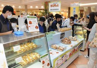 ゆにっとパイなど地域の特産品を生かした商品が並ぶ販売会場