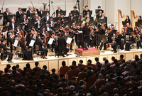 ロトさんの指揮で演奏するSKO＝29日、松本市のキッセイ文化ホール