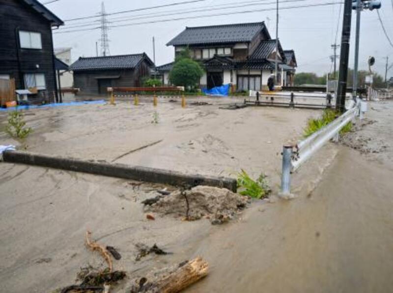 続く雨、積もった泥厚く 進まぬ片付け、住民ため息｜信濃毎日新聞