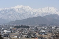 大町市街地から望む北アルプスの山並み（資料写真）