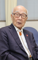 核兵器廃絶について思いを語る田中熙巳さん＝30日、伊那市のいなっせ