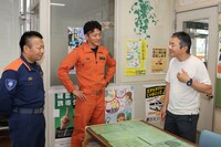 飯田消防署を訪れ、感謝を述べる土田さん（右）。飯田広域消防の島崎さん（中）と原田さん（左）が迎え、再会を喜んだ