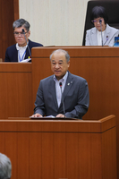 31日の臨時議会で謝罪する熊谷村長
