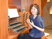 「オルガンに魅せられている人間としてこの楽器のファンが増えればうれしい」と話す大木麻理さん＝8月29日、松本市音楽文化ホール