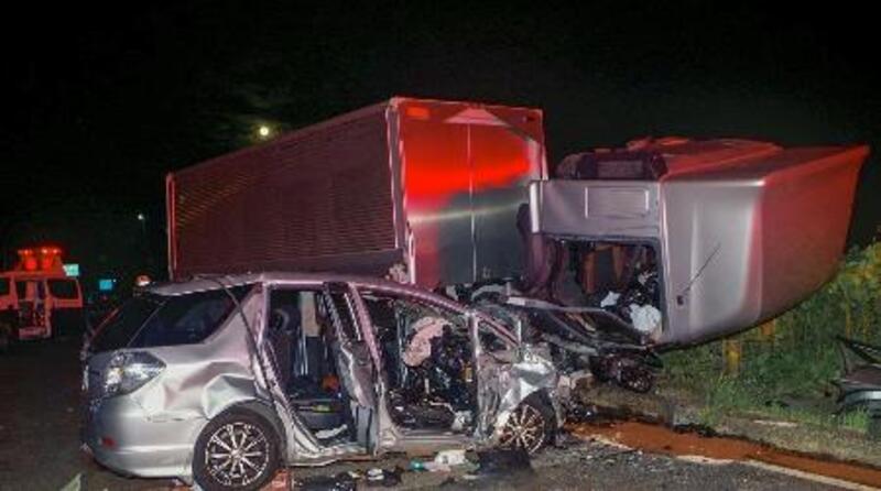 滋賀で正面衝突、3人死亡 車とトラック、3人重軽傷｜信濃毎日新聞