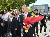 職員らに出迎えられ5期目の初登庁をする阿部守一知事＝1日午前9時5分ごろ、県庁
