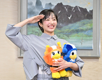県警本部長を表敬訪問し、敬礼のポーズを取る森田望智さん＝1日午後5時15分、県庁