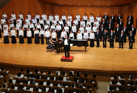 小澤さんをしのび、観客とともに「故郷」を歌う出演者＝1日午後6時56分、松本市音楽文化ホール