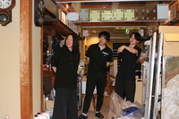 ごみであふれかえる1階ロビーで旅館再生について語り合う（左から）大橋さん、高木さん、宮沢さん
