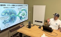 人工知能を活用し、野菜や花の生育状況や天候、土壌分析のデータを集めるシステムについて説明する丸山侑佑校長