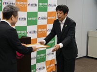 認定通知書を受け取る宮下人事部長（左）