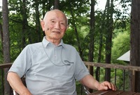 「草の根的な運動の助けになればいい」と執筆活動への意欲を語る池田隆さん＝8月1日、茅野市豊平