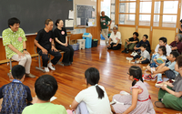 こども記者からの質問に答える講師の（左から）林信太郎さん、納口恭明さん、罇優子さん＝8月2日、諏訪市