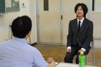 地元企業の採用担当者と模擬面接をする生徒