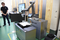 エイワ機工が導入した検査システム。ロボットが製品を動かし、AIが判定する