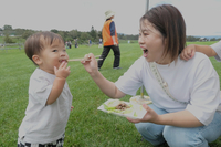フェアで振る舞われた牛肉などを食べる来場者