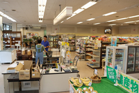 ジェイエイ青木店の店内。2月にカフェスペース（左奥）を新設した