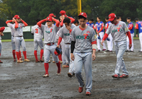 今季最終戦で埼玉に敗れた信濃の選手たち。うつむきがちにベンチへと引き揚げた
