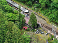 3県境のそばにある小和田駅に降り立った「飯田線秘境駅号」の乗客。普段はひっそりとした駅が、約150人でにぎわった＝6月13日、関係機関の承諾を得て小型無人機で撮影