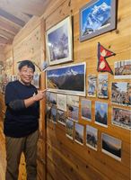 オーレン小屋の廊下にネパール訪問時の写真を掲げている4代目主人の小平岳男さん