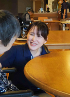お年寄りに話しかける本田優奈さん