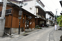 温泉街の風情がある野沢温泉村の中心部＝7月撮影