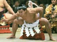 1985年1月、雲竜型の土俵入りを披露する横綱千代の富士＝両国国技館