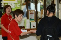 心肺蘇生法を記したカードを配る国際ソロプチミスト千曲の会員ら