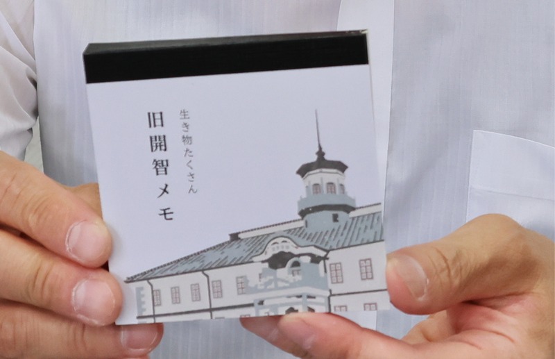 松本市の「旧開智学校」創建150周年を記念 校舎のイラスト入りメモ販売